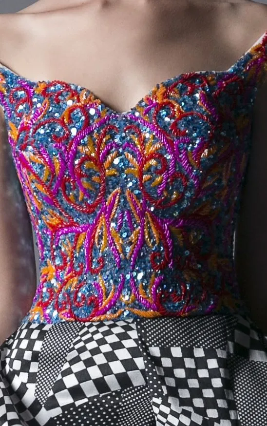 EMBROIDERED TOP & HEM