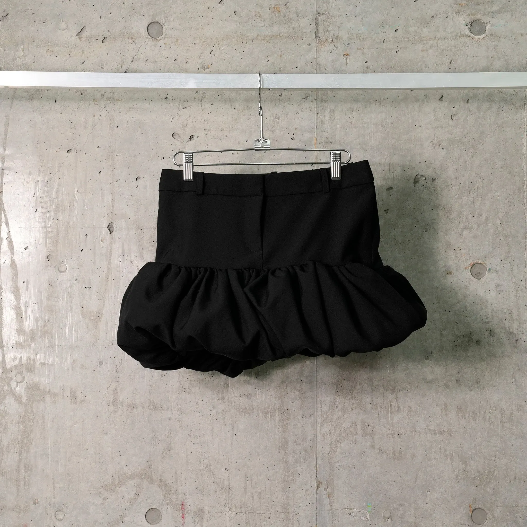 GATHERED HEM TAILORED SKIRT / BLACK