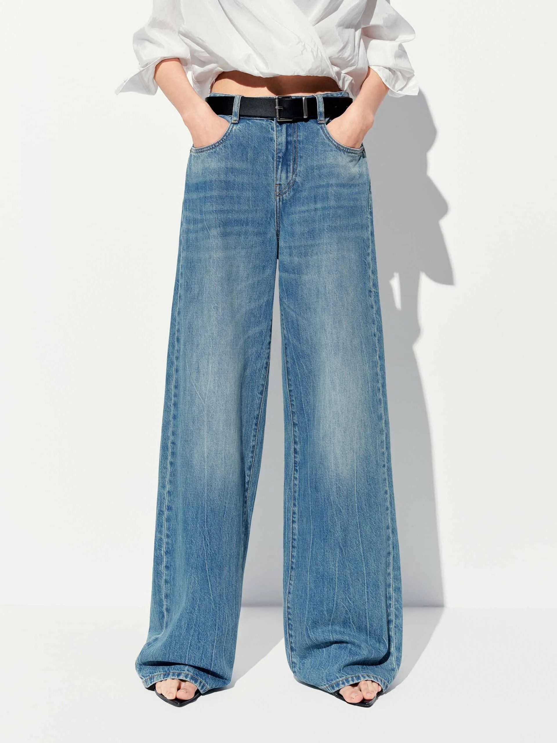 Relaxed Wide Leg Jeans