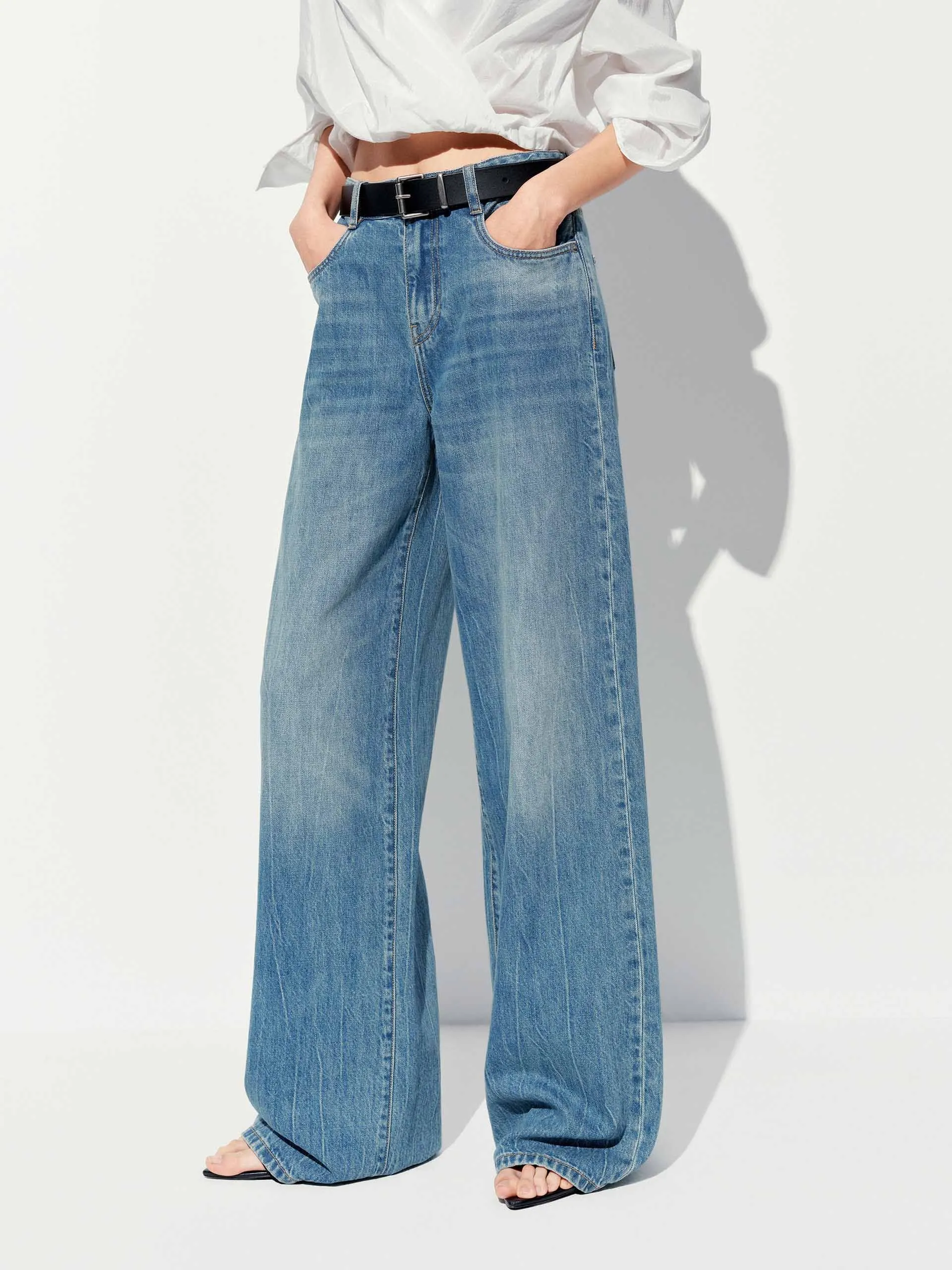 Relaxed Wide Leg Jeans